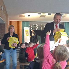 <i>Wochenzeitung DIABOLO:</i><br />Lesespaß<br />Kinder der Grundschule Etzhorn ergreifen „Das erste Buch“