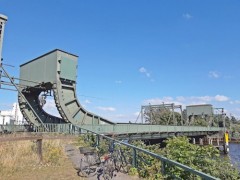 <i>DIABOLO Wochenzeitung:</i><br />Bahnschmerzen: Eisenbahnklappbrücke über die Hunte in Oldenburg sorgt immer wieder für Probleme