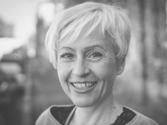 Sprachartistin: Ulrike Draesner spricht über ihren Roman „Kanalschwimmer”