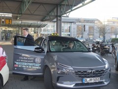 Nächster Halt: Zukunft: Erstes Wasserstoff-Taxi nimmt Betrieb in Oldenburg auf