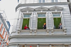 Über den Köpfen:  Staatstheater musiziert in der Fußgängerzone