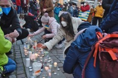 Oldenburg, Rathausmarkt: Friedenswache und Lichtermeer gegen den russischen überfall auf die Ukraine.